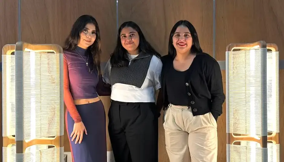 Sofía Alanis con sus compañeras del proyecto Esencia