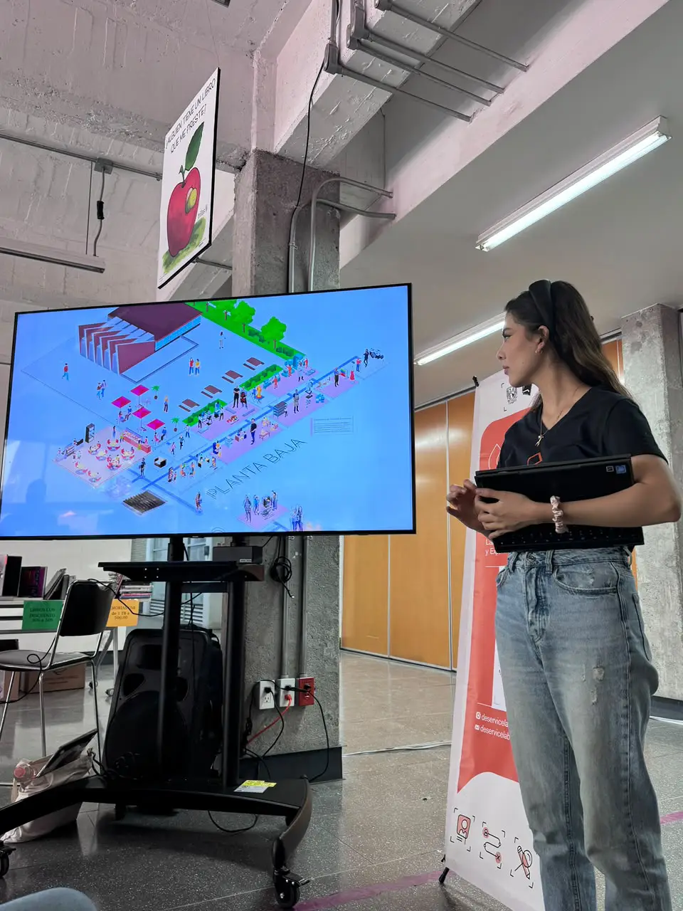 Sofía presentando un taller de Service Design